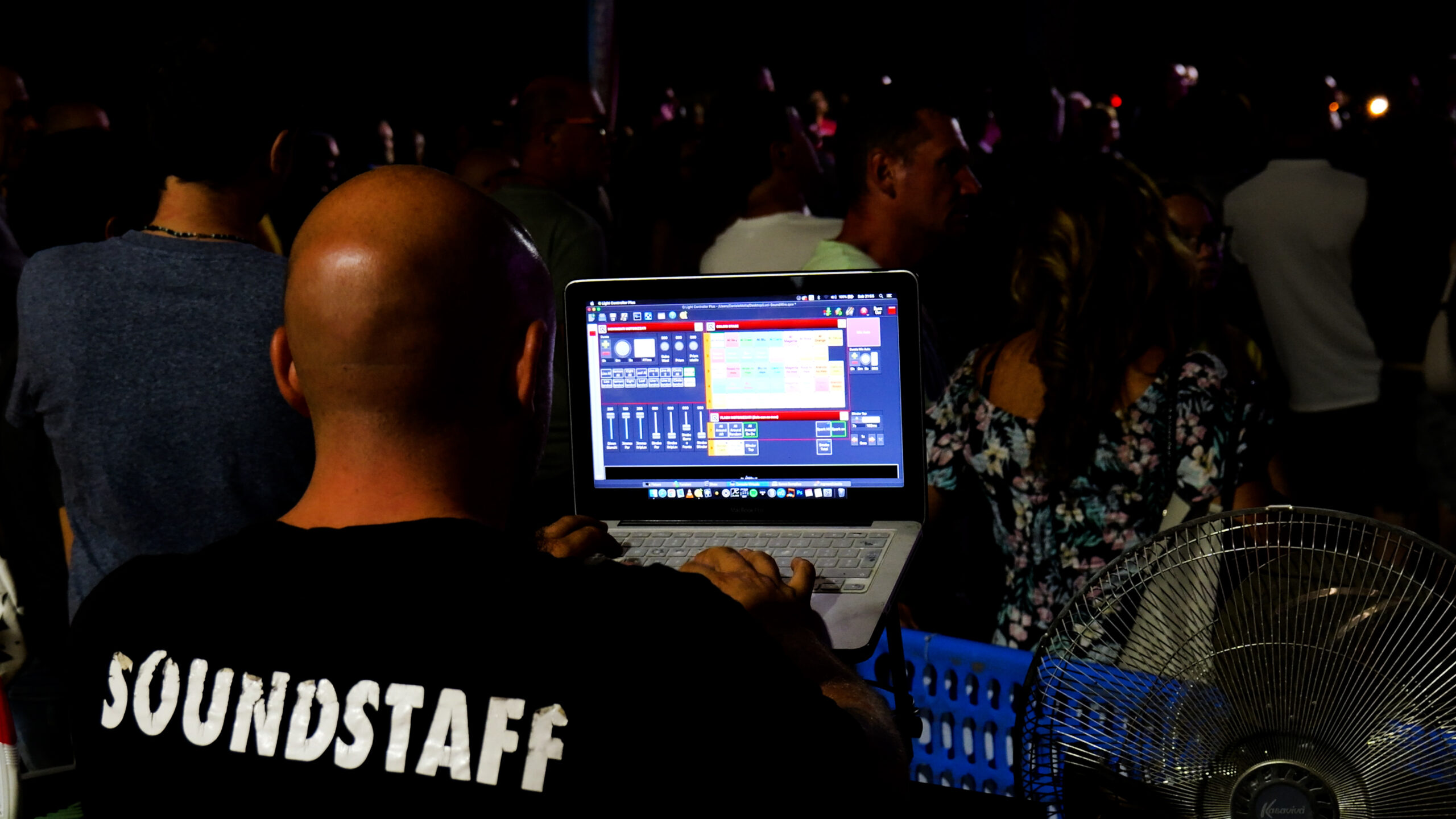 Le 10 figure professionali dietro a un concerto